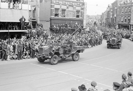 831611 Afbeelding van de Memorial D-Day Parade met militairen van de 3rd Canadian Infantry Division op de Neude te ...